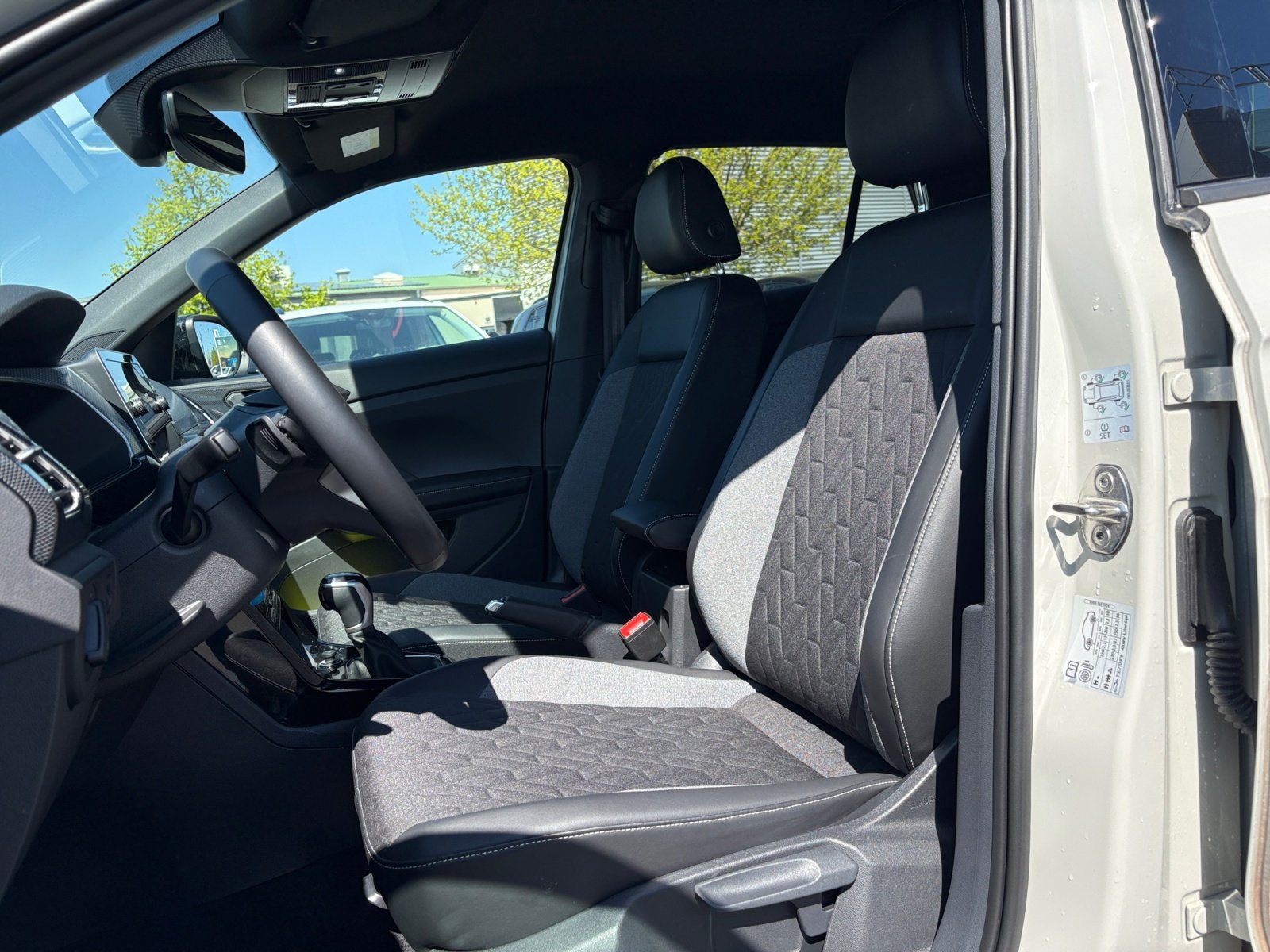 Foto 1 - T-Cross 1.0 TSI DSG AHK Einparkhilfe Navi Sitzheizung, Ascotgrau