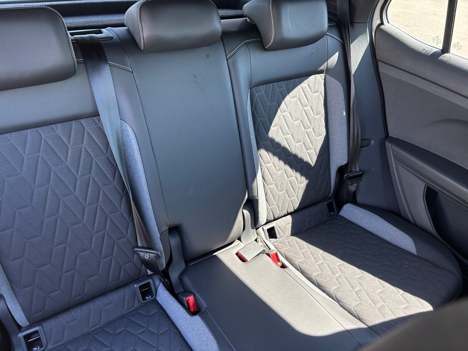 Foto 1 - T-Cross 1.0 TSI DSG AHK Einparkhilfe Navi Sitzheizung, Ascotgrau