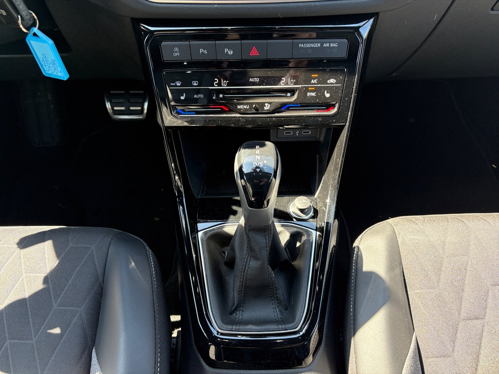 Foto 1 - T-Cross 1.0 TSI DSG AHK Einparkhilfe Navi Sitzheizung, Ascotgrau