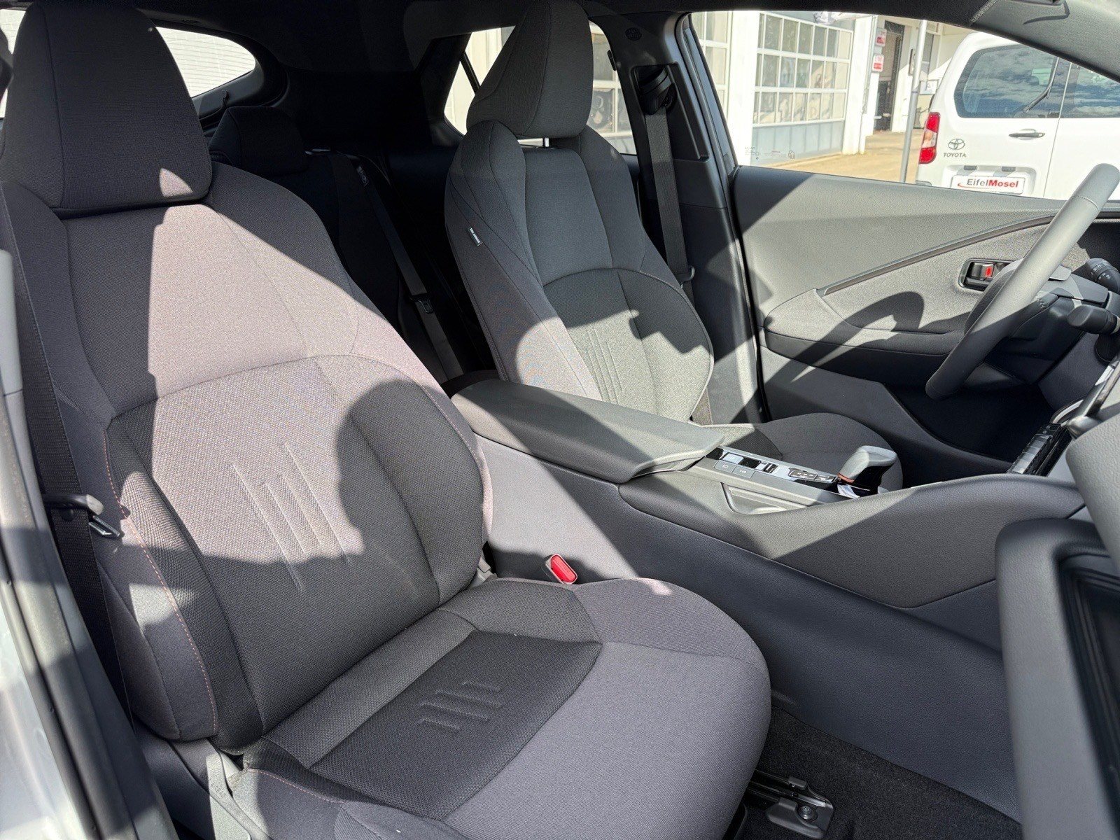Foto 1 - Toyota C-HR 1,8 Hybrid FWD Teamplayer, Silver Metallic (1L0)/ Black (202)